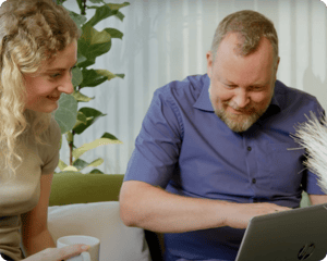 Zwei Kollegen glücklich im Meeting