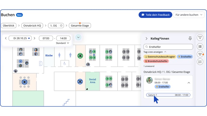 In der Buchungsansicht findest du Personen mit Tags für Schlüsselfunktionen