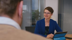 desk.ly Nutzerin im Meeting mit einem Kollegen