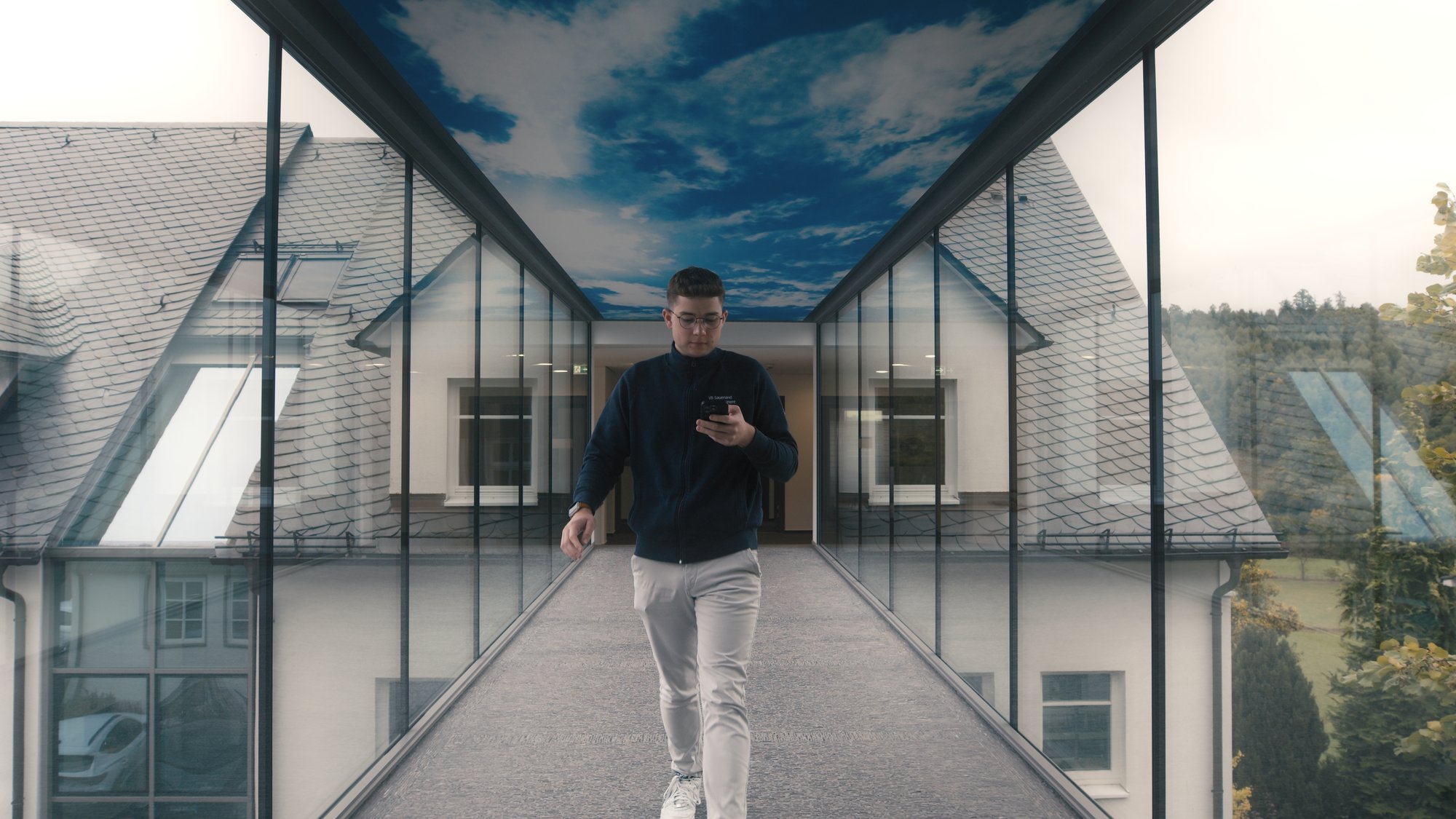 Success Story VB Sauerland Mitarbeiter bucht am Handy Success Story VB Sauerland Mitarbeiter bucht am Handy