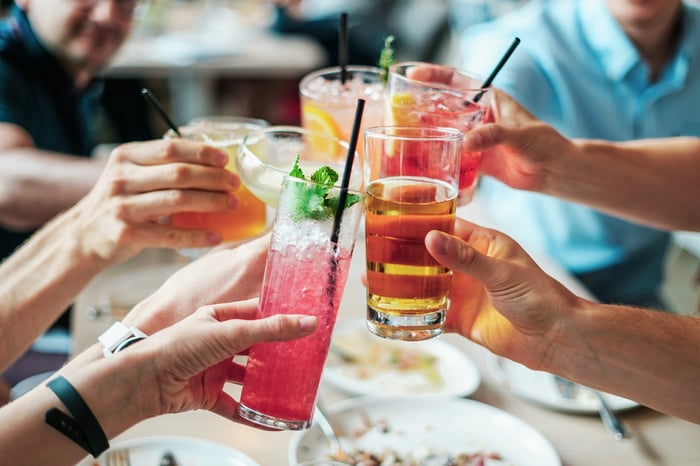 Cocktails mit Freunden trinken