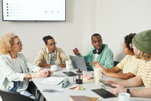 Diverses Team diskutiert über Employer Branding Strategien.