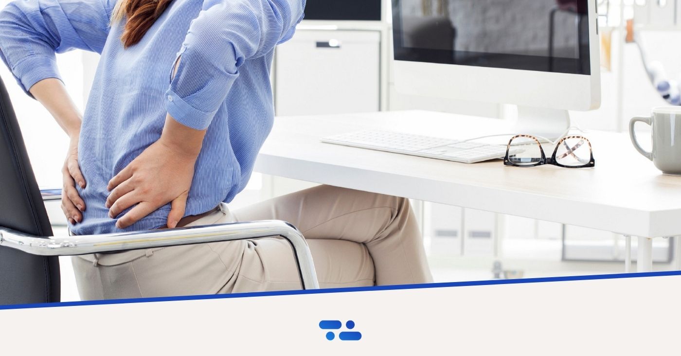 Person mit Rückenschmerzen im Homeoffice