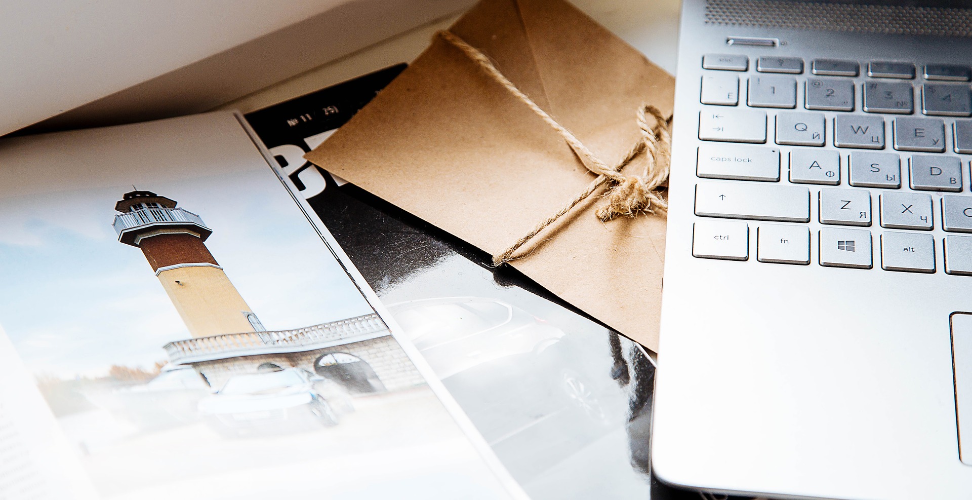 Foto von Leuchtturm neben Laptoptastatur